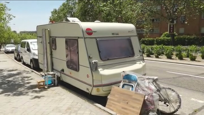 Así viven en una caravana tras quedarse sin casa en Vallecas