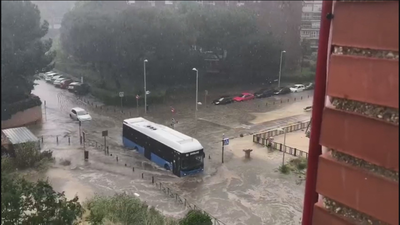 Una fuerte tromba de agua anega Alameda de Osuna
