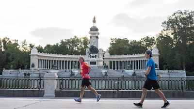 Los madrileños vuelven a los grandes parques de Madrid aunque sin zonas infantiles ni recreativas