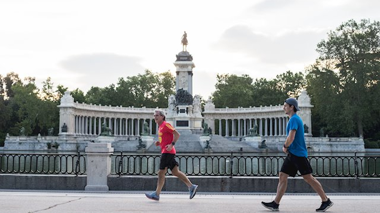 Los madrileños vuelven a los grandes parques de Madrid aunque sin zonas infantiles ni recreativas