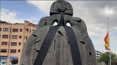 Alcobendas pone a La Menina un lazo negro en homenaje a las víctimas