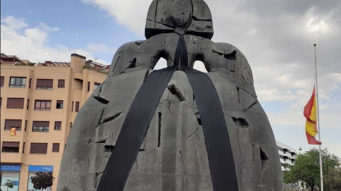 Alcobendas pone a La Menina un lazo negro en homenaje a las víctimas