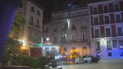 Los bomberos sofocan un Incendio en un edificio en obras en el calle Postigo San Martín