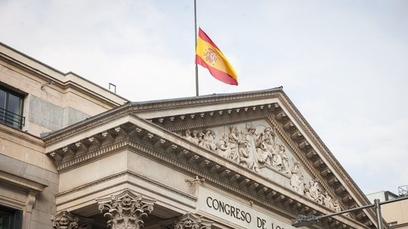 Bandera a media asta en el edificio del Congreso de los Diputados