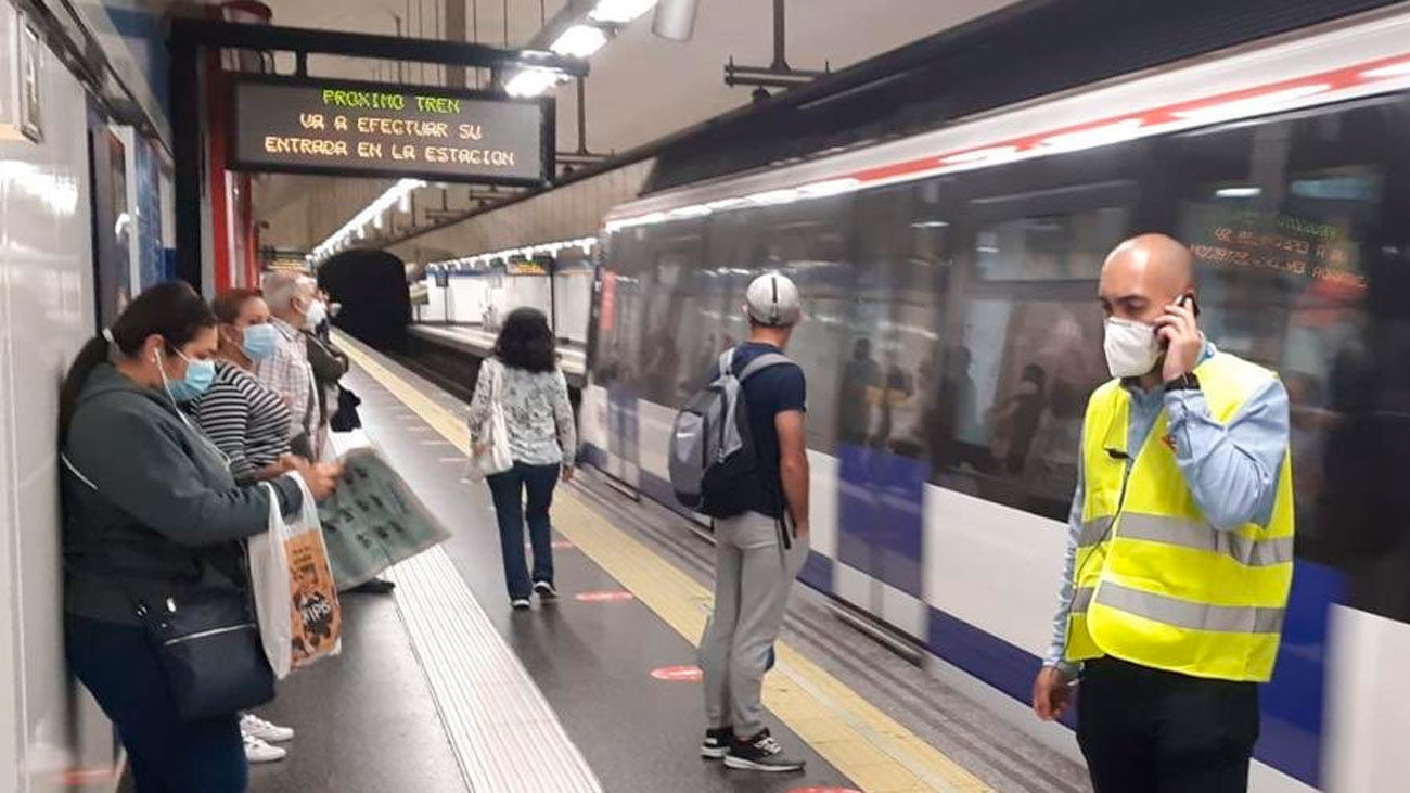 Personal de Metro salva la vida con un desfibrilador a un pasajero que entró en parada cardiaca