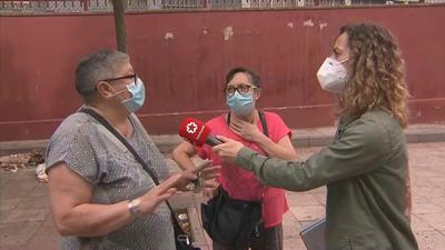 Una familia desahuciada se instala en la calle junto a toxicómanos en San Blas