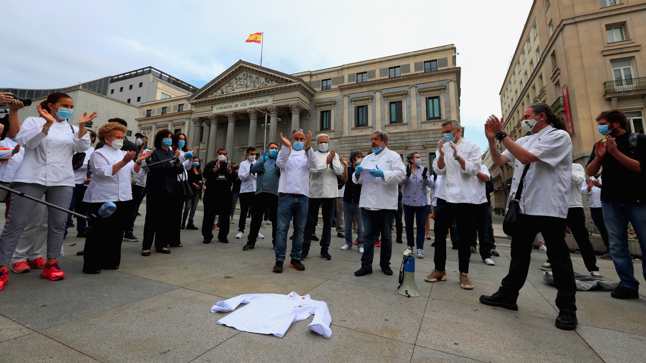 Cerca de 180 chefs y hosteleros piden frente al Congreso “medidas razonables” para el sector