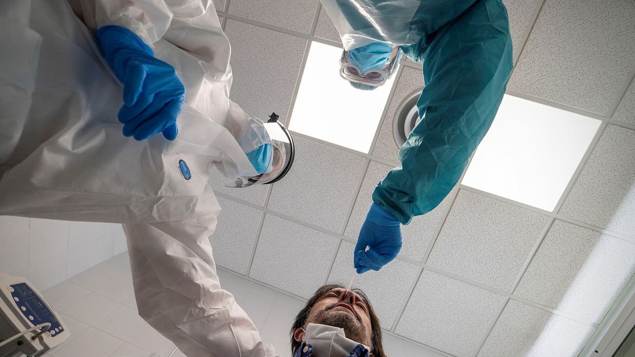 Madrid notifica a Sanidad un brote de Covid-19 que mantiene a una veintena de personas en vigilancia