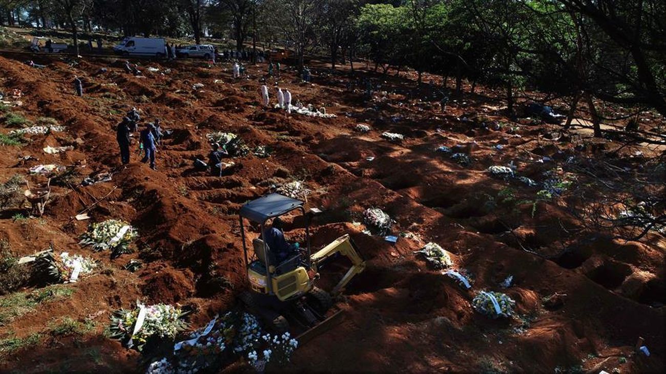 Entierro de las víctimas mortales de la pandemia del Covid-19  en el cementerio de Vila Formosa, en Sao Paulo, Brasil