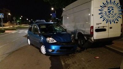 Tres jóvenes estampan su coche contra una furgoneta en Pinto y salen huyendo