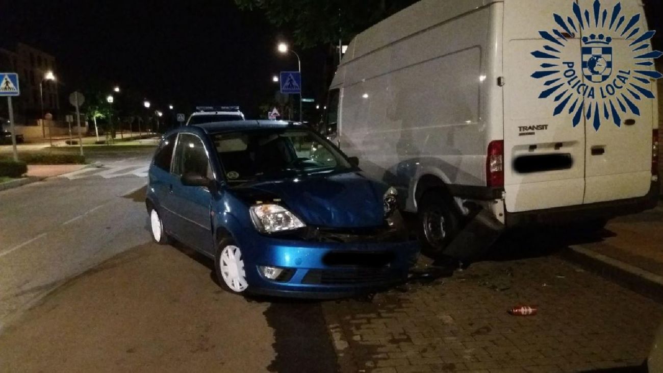 Tres jóvenes estampan su coche contra una furgoneta en Pinto y salen huyendo