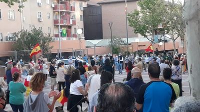 Decenas de personas protestan contra el Gobierno  y apoyan a la  Guardia Civil en su sede de Tres Cantos