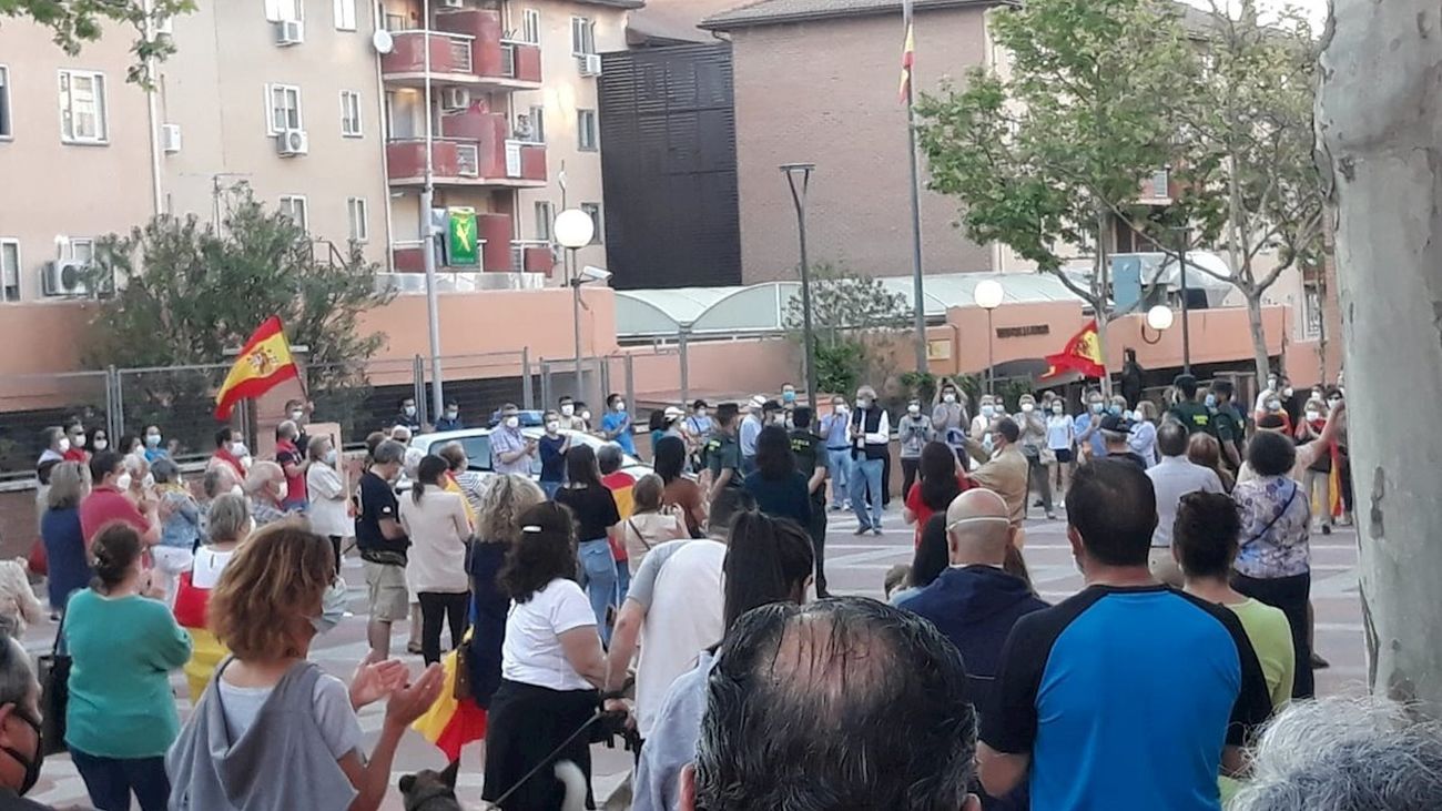 Decenas de personas protestan contra el Gobierno  y apoyan a la  Guardia Civil en su sede de Tres Cantos