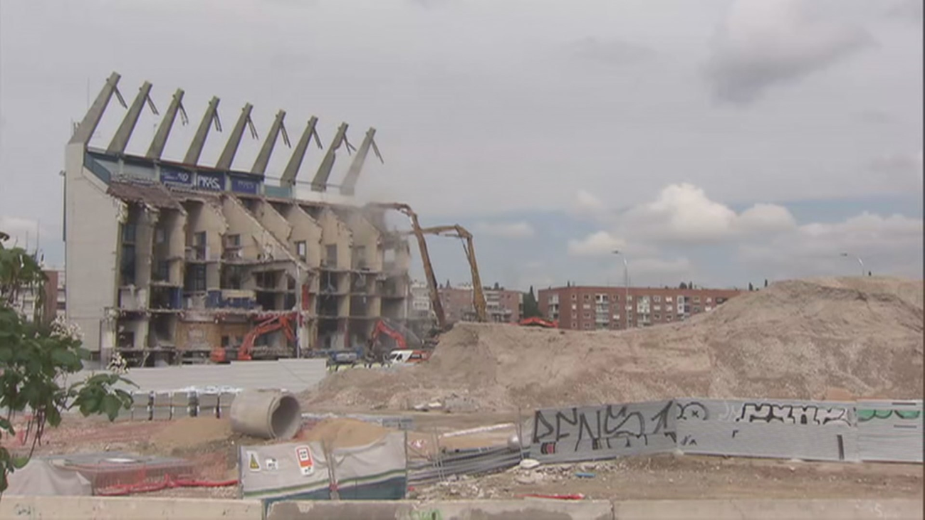 Ecologistas pide frenar la demolición del Calderón por los residuos que caen al río