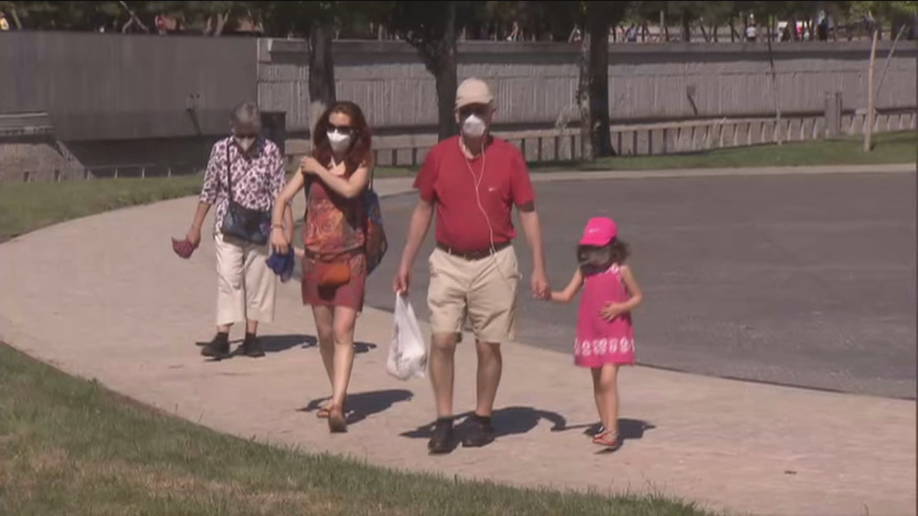 Abuelos y nietos, felices de coincidir en los horarios de los paseos