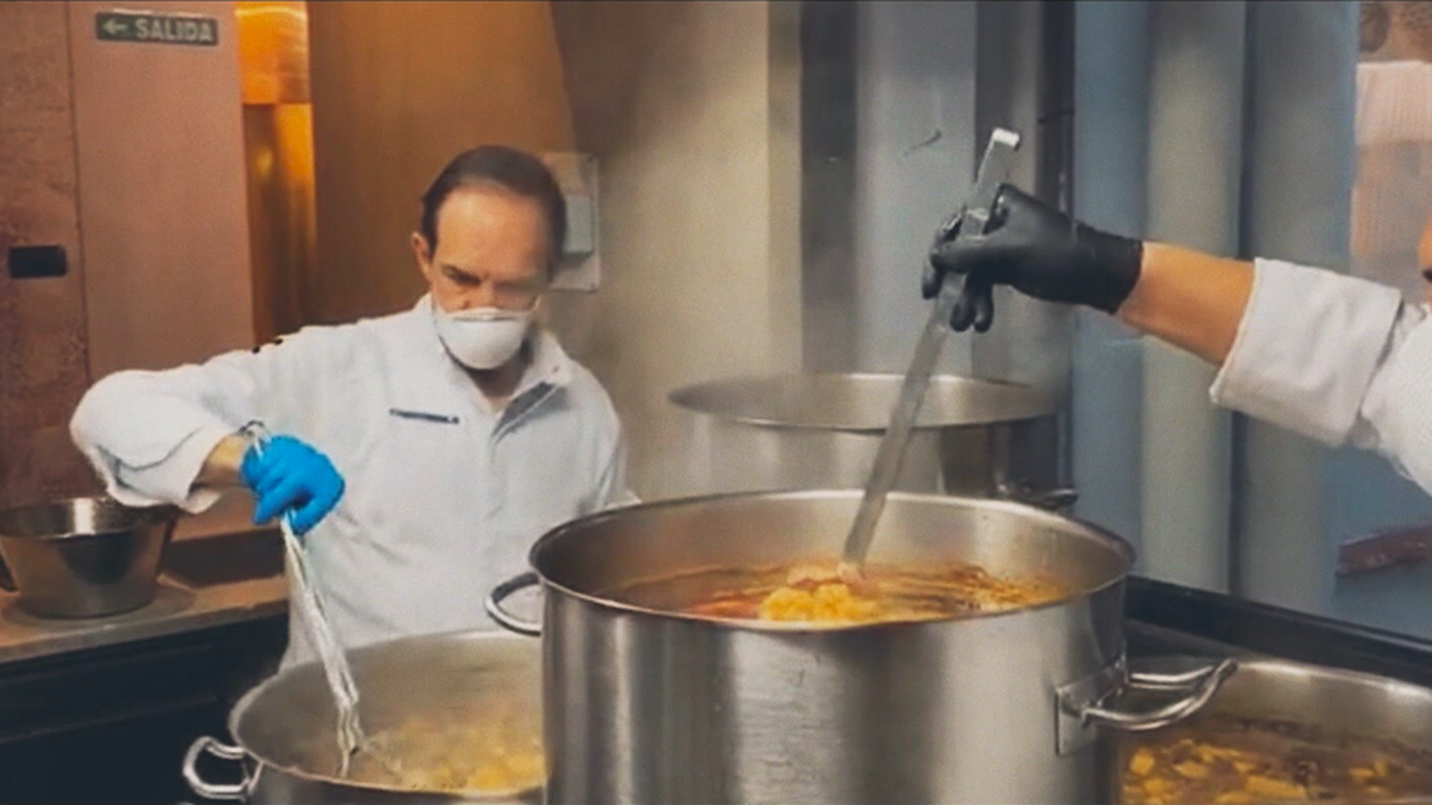 Mario Sandoval aparca sus Estrellas Michelín para cocinar dónde más se le necesita