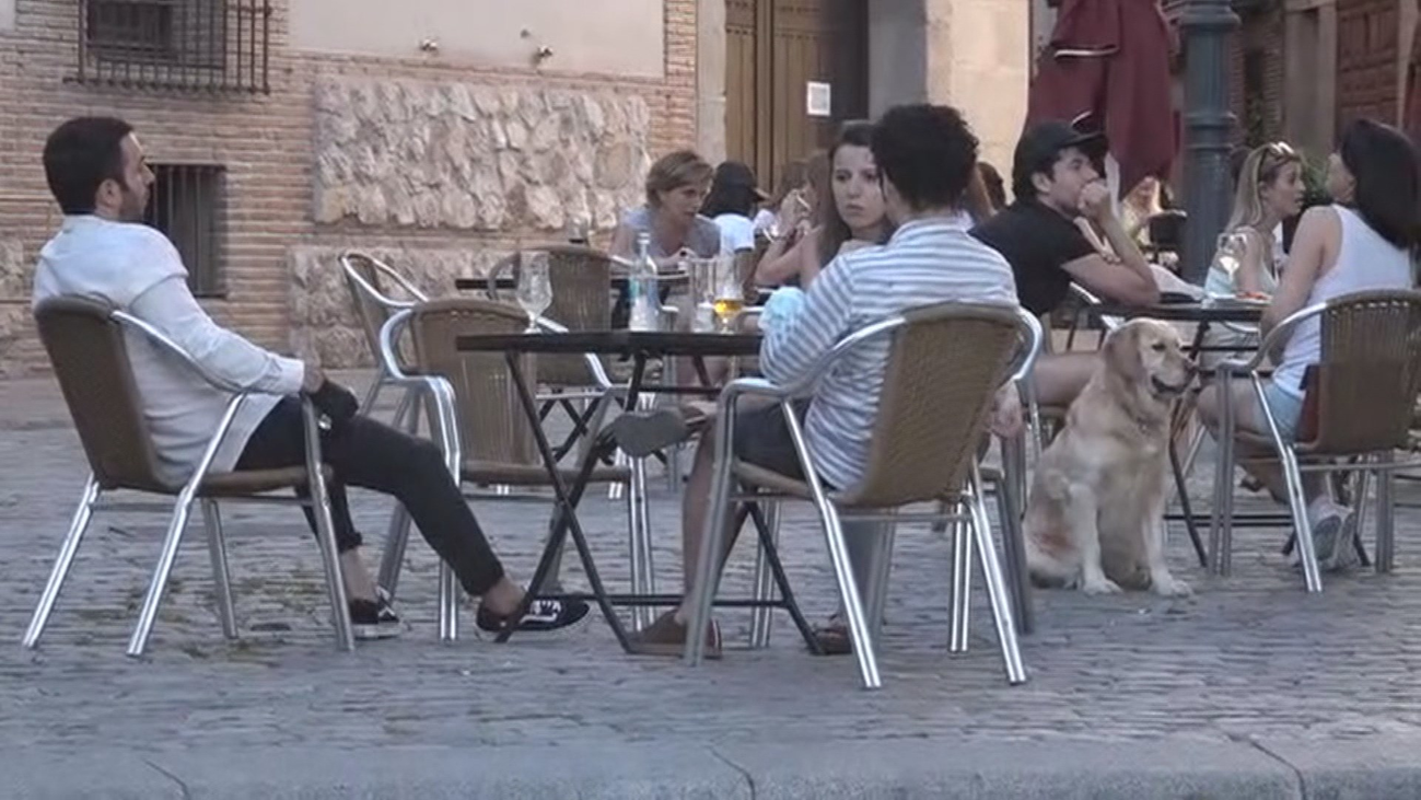 Los vecinos rechazan la peatonalización de calles en el barrio de la Latina pedida por los hosteleros