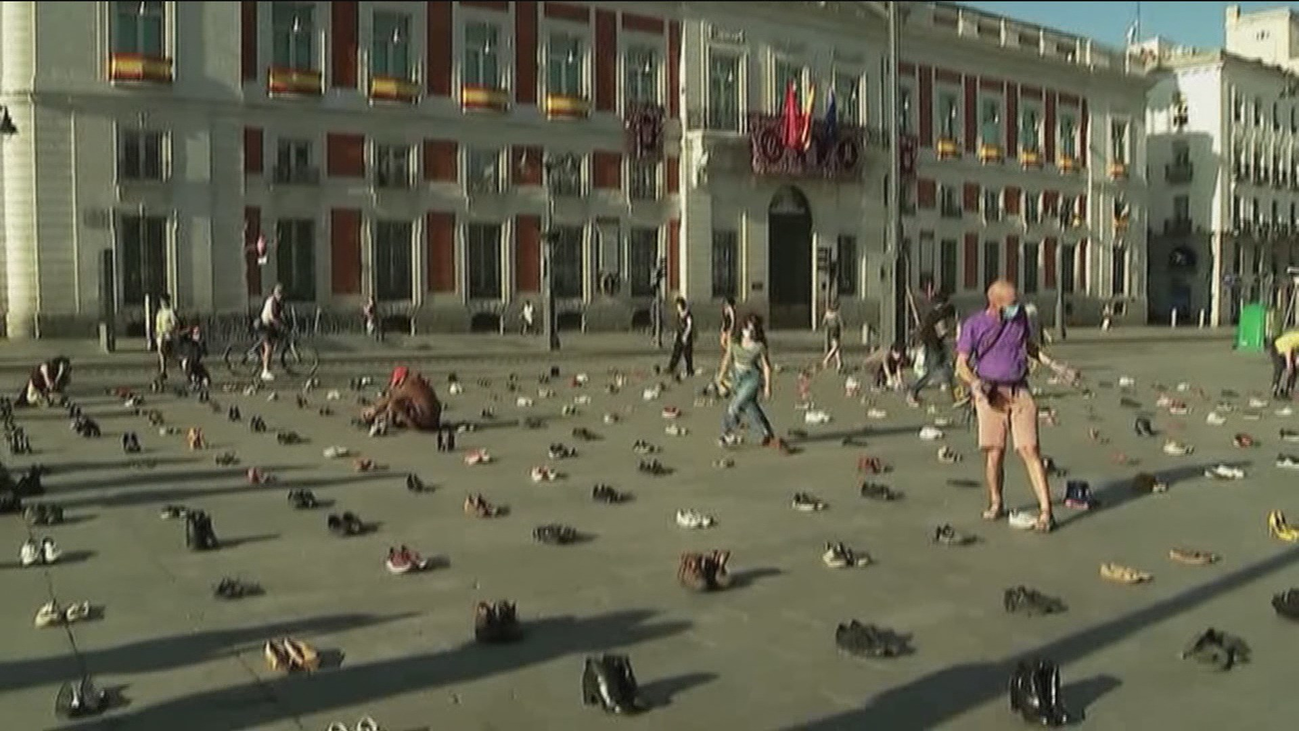 La Puerta del Sol se llena de zapatos en protesta por el cambio climático