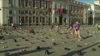La Puerta del Sol se llena de zapatos en protesta por el cambio climático