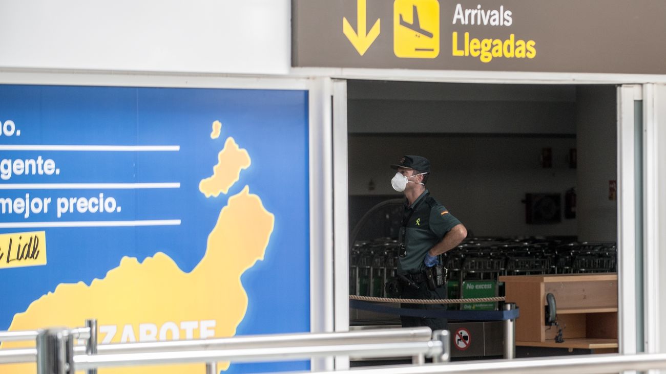 Vuelve a dar positivo en coronavirus el pasajero del vuelo Madrid-Lanzarote