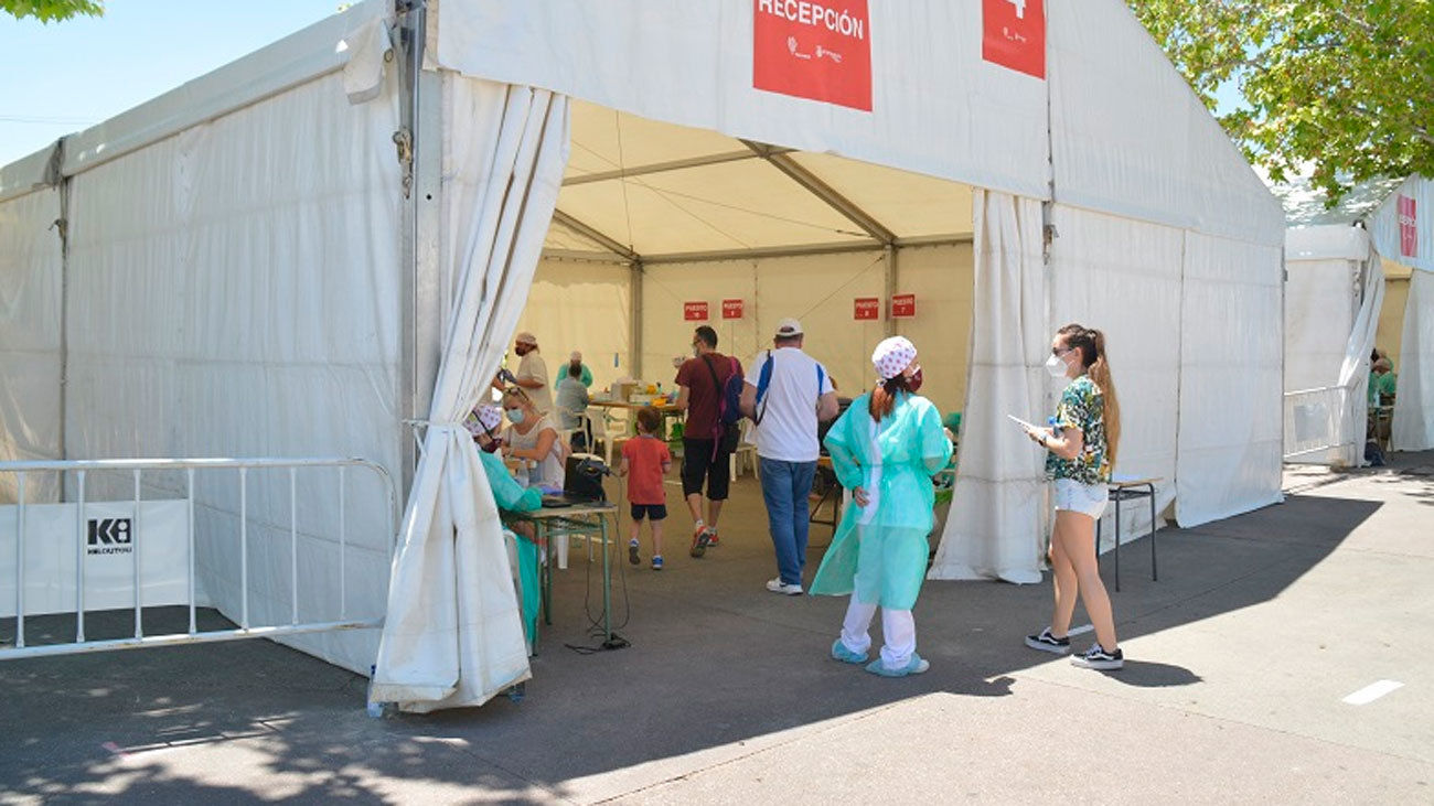 Dos de cada tres torrejoneros están inmunizados mientras que el aeropuerto de Barajas prepara la vuelta de turistas
