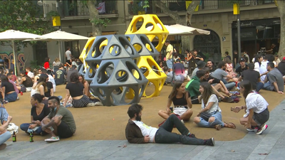 Desalojan una plaza en Barcelona por no respetar la distancia de seguridad