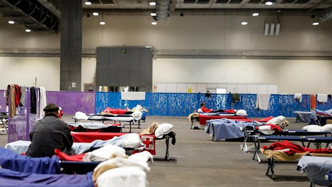 Las personas sin hogar acogidas en IFEMA se trasladan al polideportivo Marqués de Samaranch