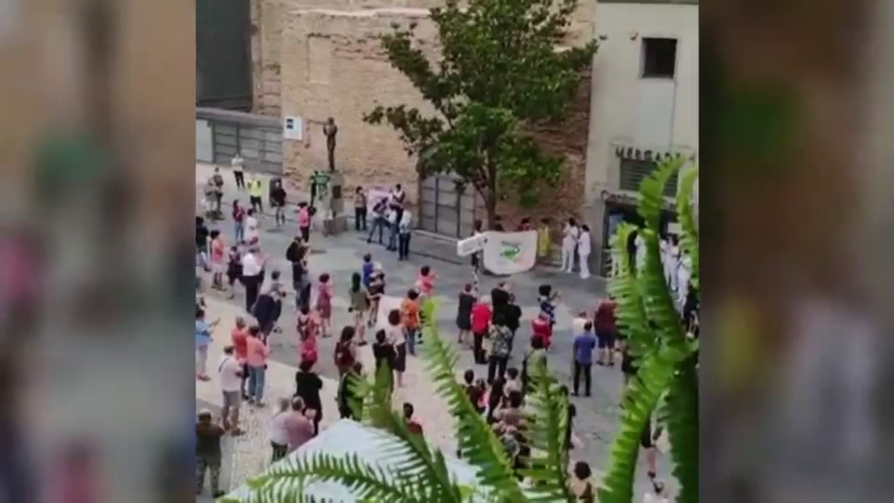 Sanitarios defienden la sanidad pública ante hospitales mientras los aplausos ciudadanos cumplen 80 días