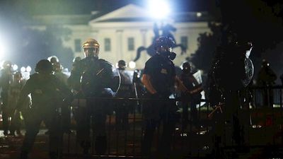 Trump moviliza recursos militares para detener los disturbios en el tercer día de protestas frente a la Casa Blanca
