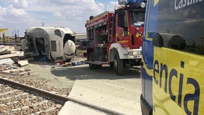 Un tren Alvia descarrilla al arrollar a un vehículo con dos muertos y sin heridos entre los pasajeros