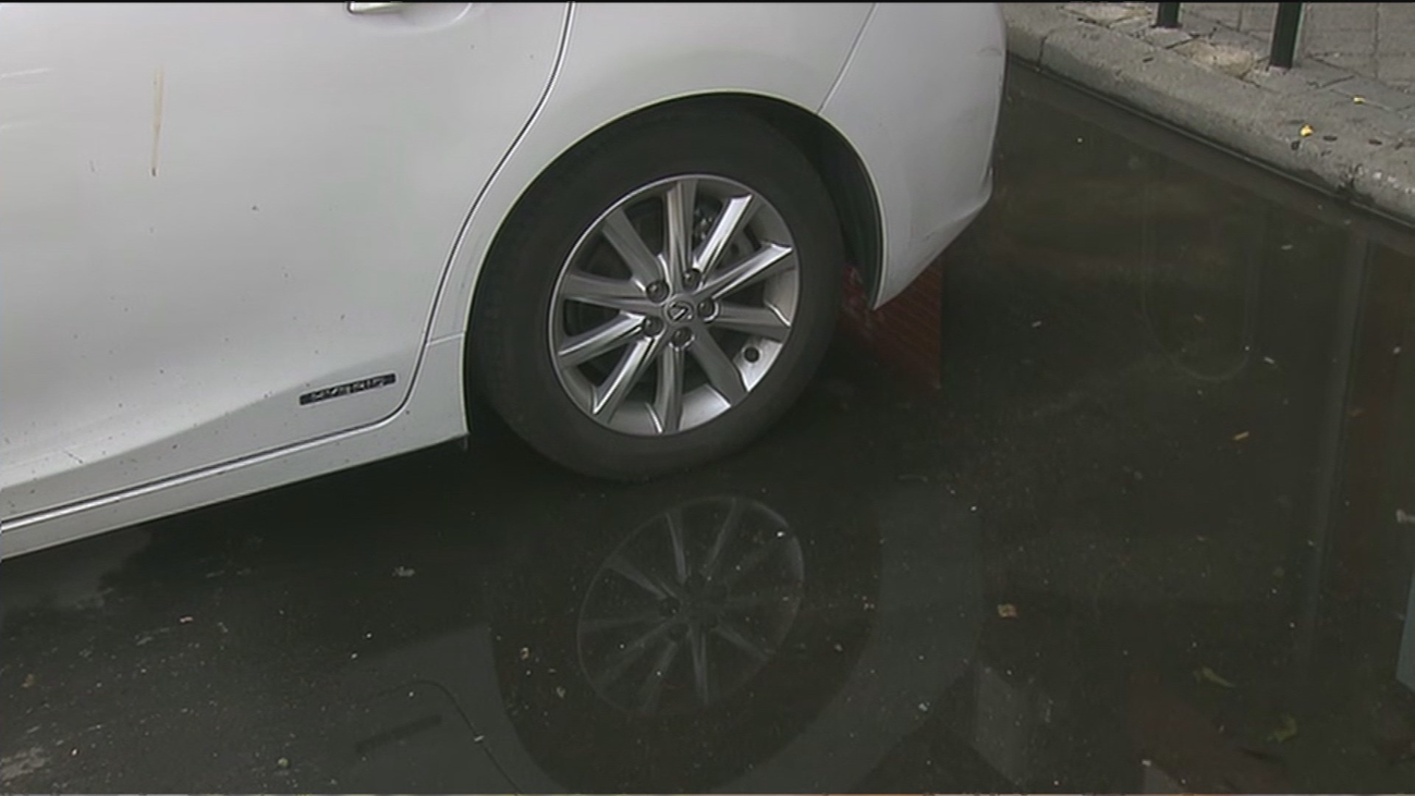 Un gran charco por culpa de las obras de un ascensor en Palomeras impide el acceso a los vecinos