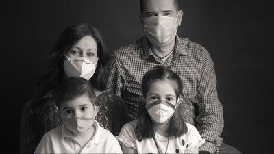 Un fotógrafo de Pinto cambia fotos de estudio por alimentos