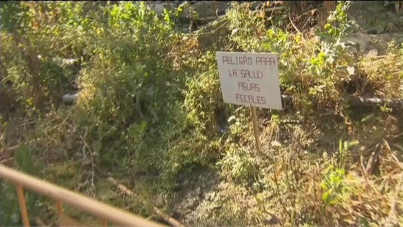 Denuncian un vertido de aguas fecales en Orcasitas en un paso obligado para coger el autobús