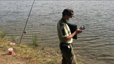 Denunciadas varias personas por pescar en el embalse de Pedrezuela en día inhábil