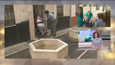 Dos maceteros para que Mari Paz pueda salir a la calle en Vallecas