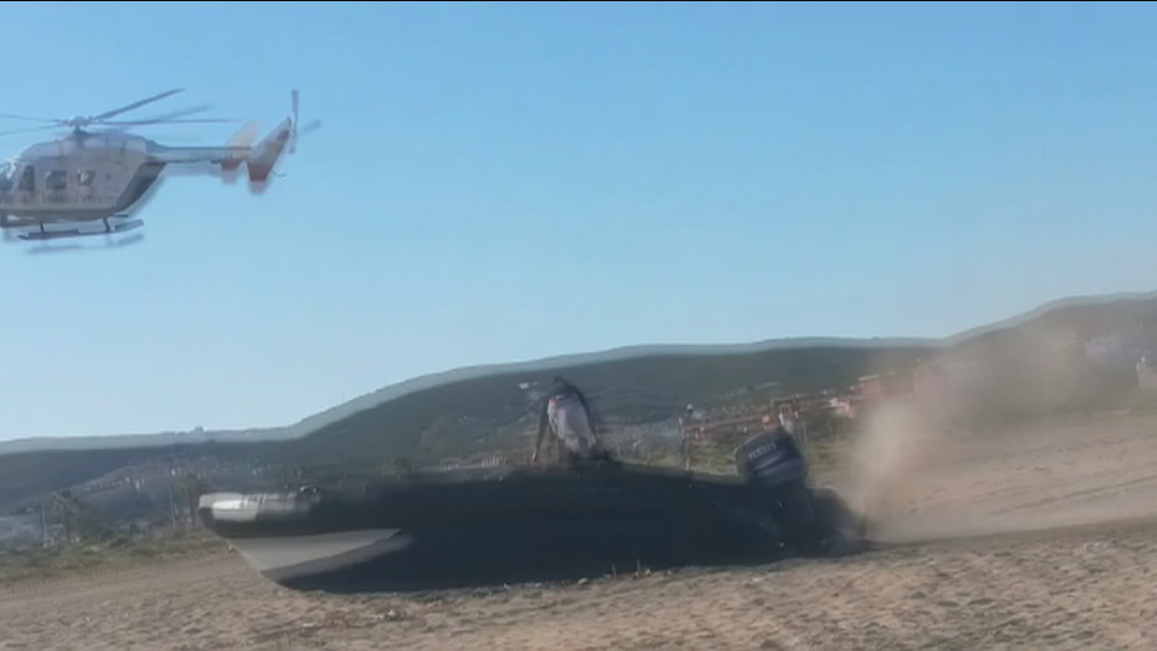 Una narcolancha se empotra en la playa tras una espectacular persecución en La Línea