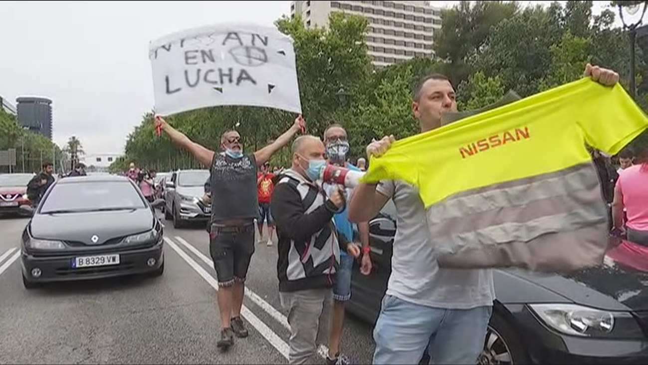 Los trabajadores de Nissan colapsan el centro de Barcelona con sus coches en protesta por el cierre