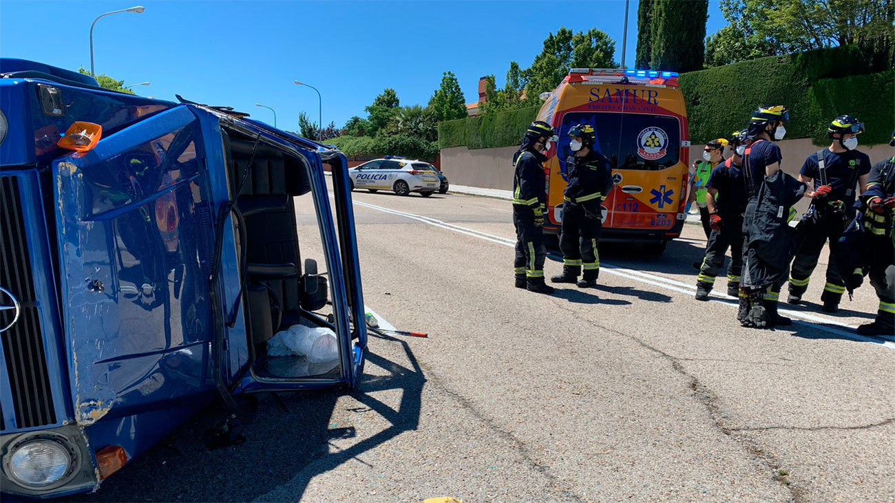 Un hombre en estado crítico un hombre tras volcar su descapotable en Aravaca