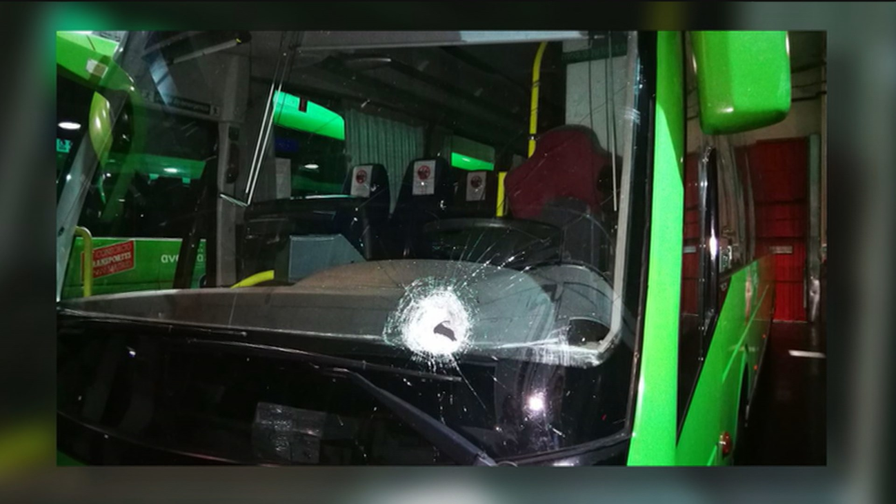Atacan a pedradas a autobuses interurbanos de Madrid en la A-6 y hieren a un conductor