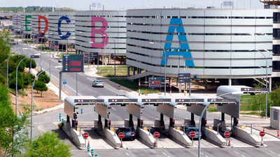 Casi 100 personas se reúnen en el parking de Barajas para despedir a un piloto