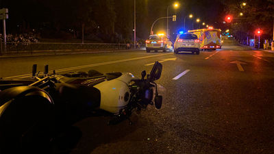 Un motorista muere en la calle Segovia  de Madrid tras impactar contra un semáforo