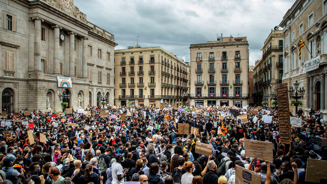 Miles de personas protestan contra el racismo en varias capitales españolas