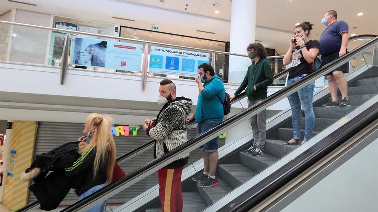 Varios compradores madrileños en la vuelta de los centros comerciales