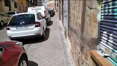 Vecinos de Puerta del Ángel denuncian que las aceras no cumplen con la anchura legal