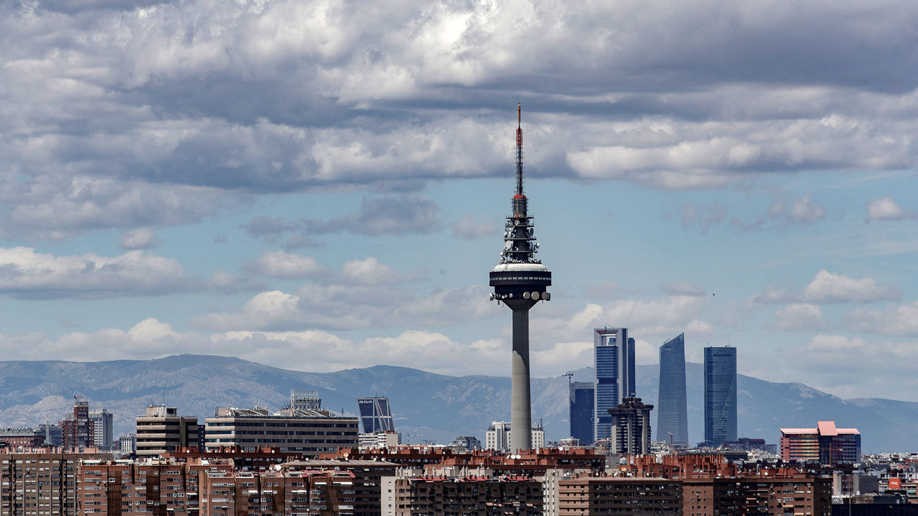 Imagen del 'Pirulí', las Cuatro Torres y parte de la ciudad de Madrid con la sierra a fondo