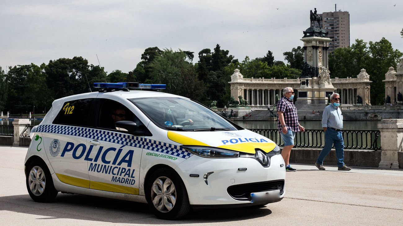 Una patrulla de la Policía Municipal de Madrid en El Retiro