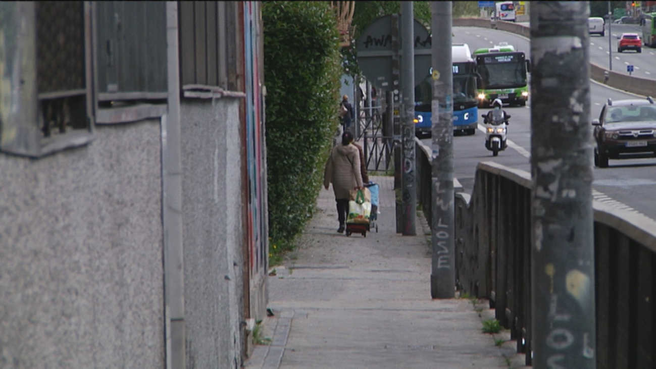 Detenidos 9 'menas' por apedrear a vecinos de Batán que auxiliaron a una mujer a la que habían robado