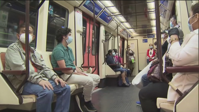Trabajadores y jóvenes acogen con alivio la apertura nocturna del metro de Madrid