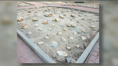 Un jardín con pedruscos en una plaza de Orcasur desata las críticas de los vecinos