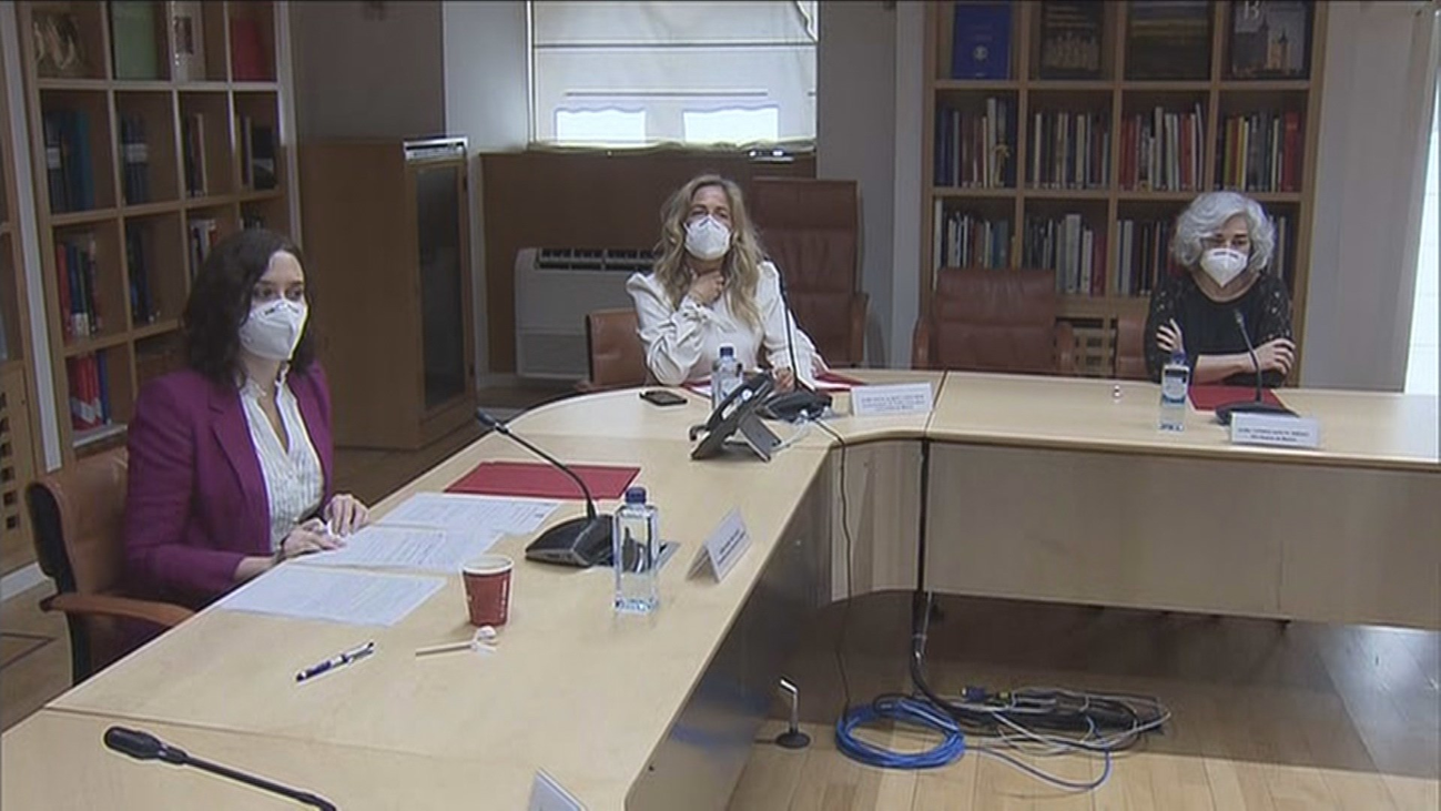 Ayuso  se compromete con los docentes  a reforzar las herramientas digitales el próximo curso